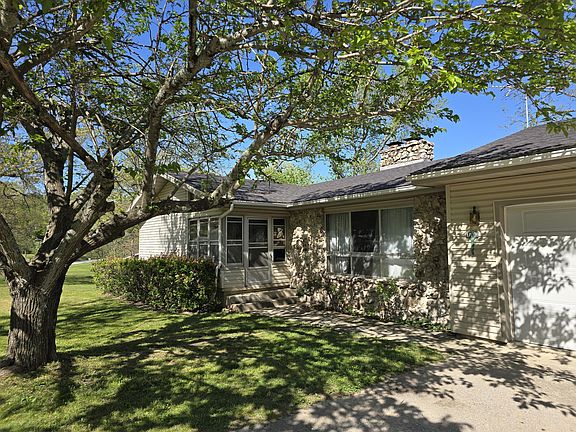 2nd image of 1700 Sherwood Lane