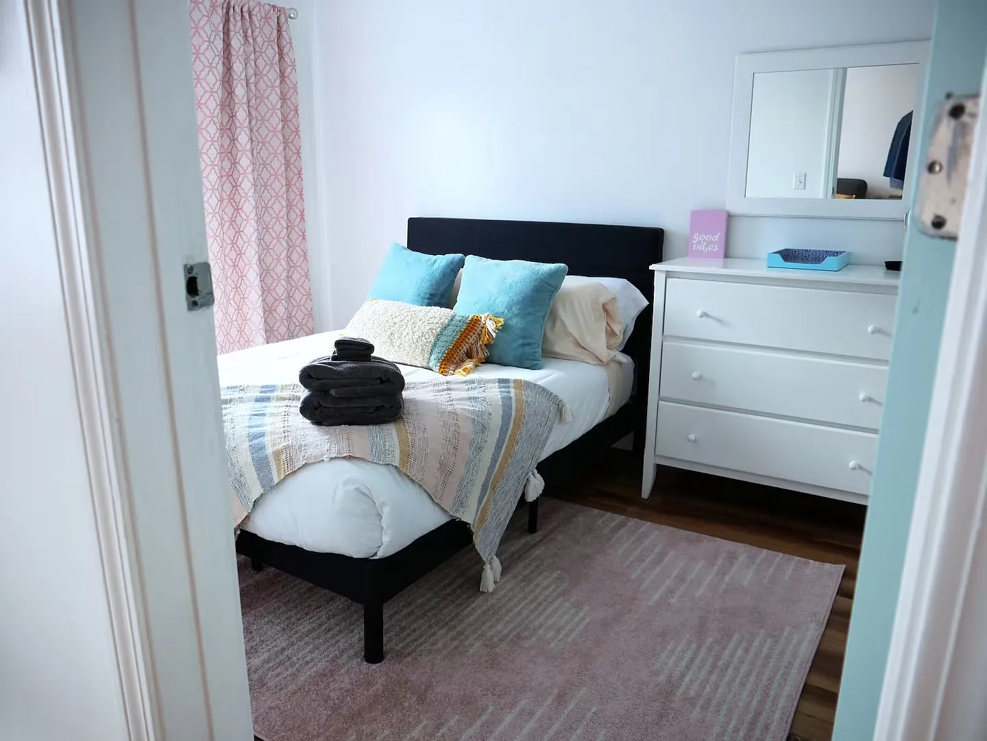 2 bed, 950 sqft, $2,100 — Photo 1