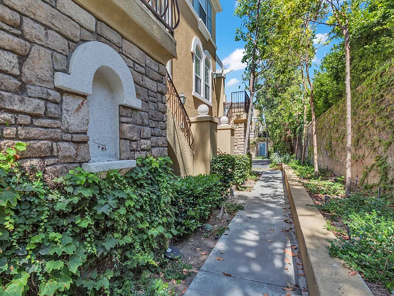 204 Terra Bella — Photo 3