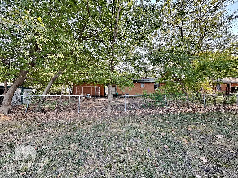 512 E University Ave — Photo 18