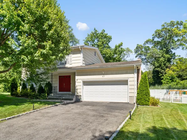 87 Coachlamp Lane, Stamford, CT 06902