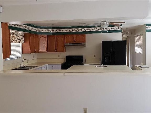 3rd image of 1489 Summit Ln