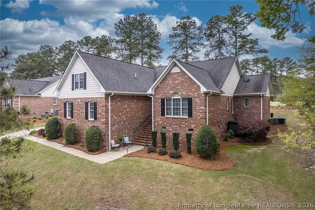 4 bed, 3.0 bath, 2601 sqft, $2,600 — Photo 1