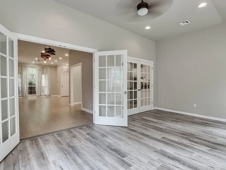 2701 Shady Tree Ln — Photo 8