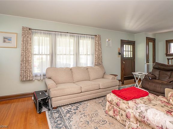 5th image of 1002 29th St NE
