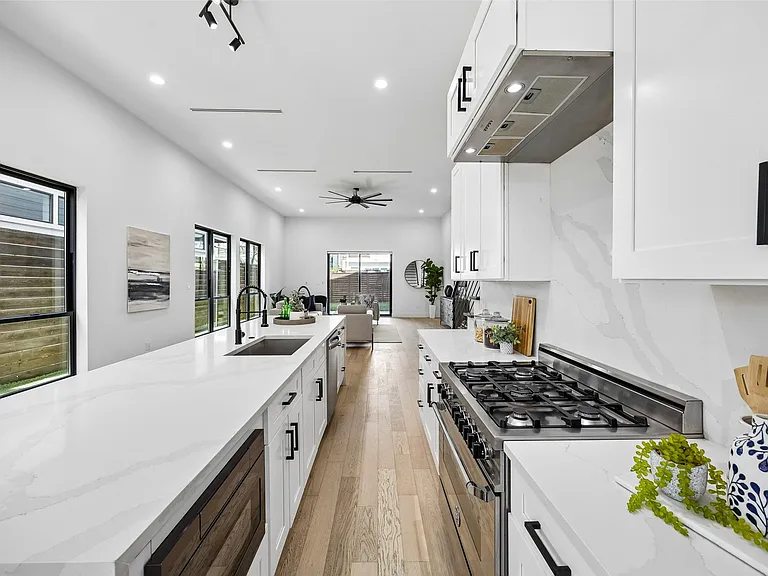 4217 Roseland Ave — Photo 4