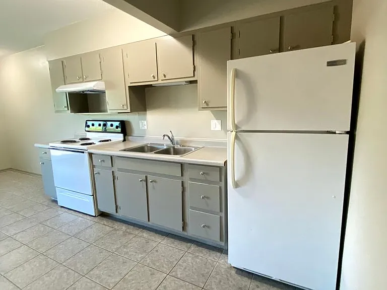 900 Elder Ln — Photo 6