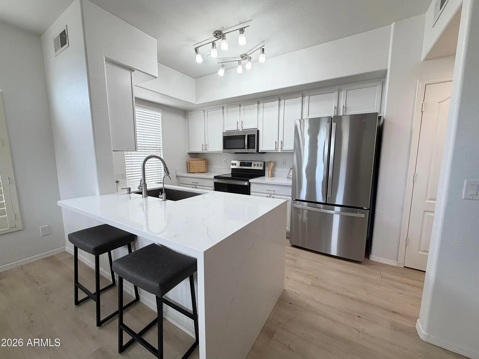 2 bed, 2.5 bath, 1100 sqft, $2,300 — Photo 2
