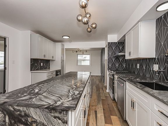 3rd image of 5894 Cantwell Dr