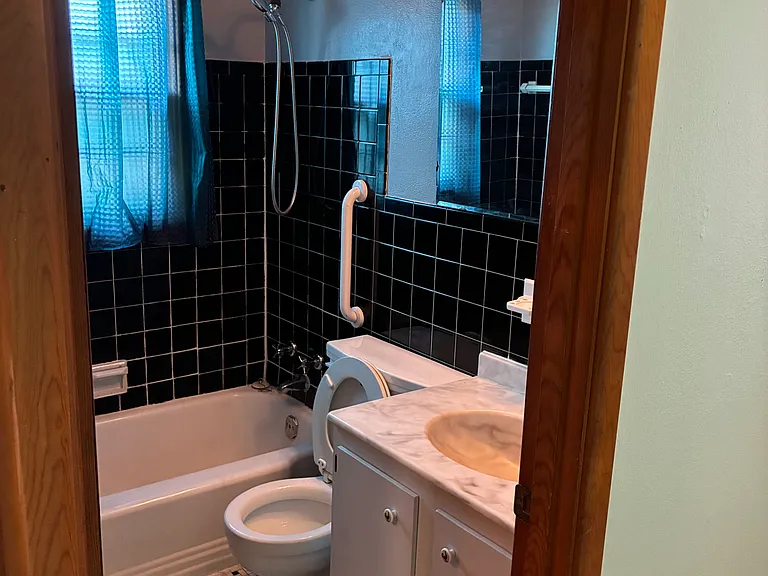 2138 Adams St — Photo 12