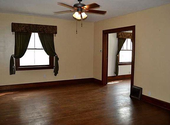 3rd image of 1115 Elmhurst Dr NE