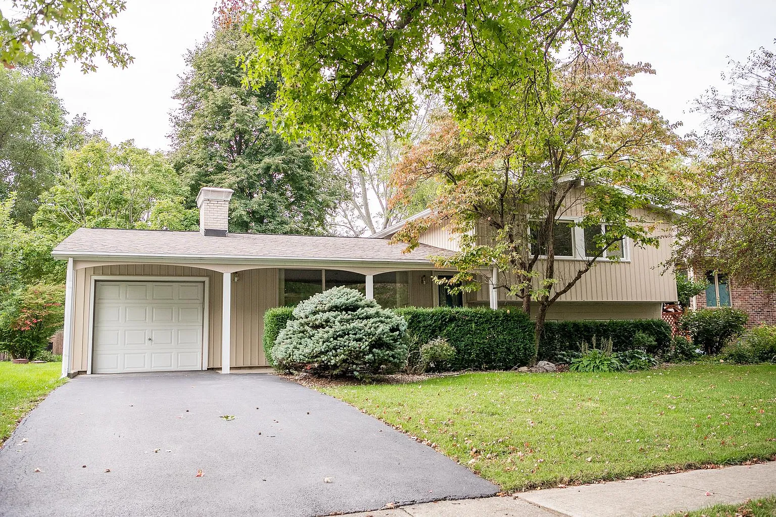 1015 Lincolnshire Dr photo 1