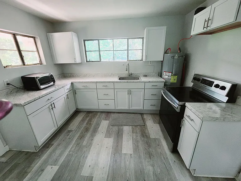 109 E Cross St — Photo 11