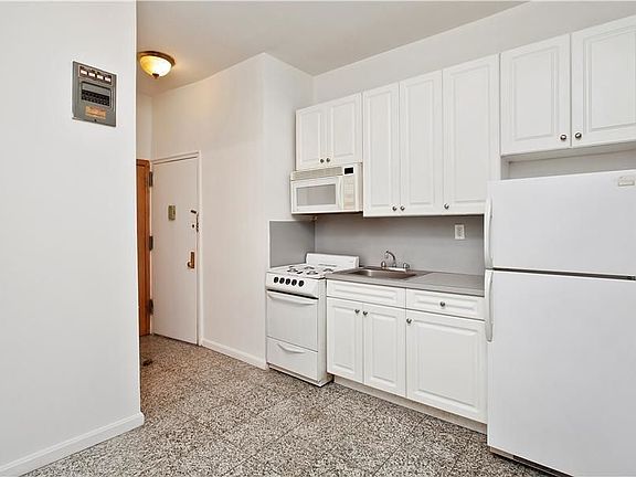 5th image of 302 E 89th St APT 1A