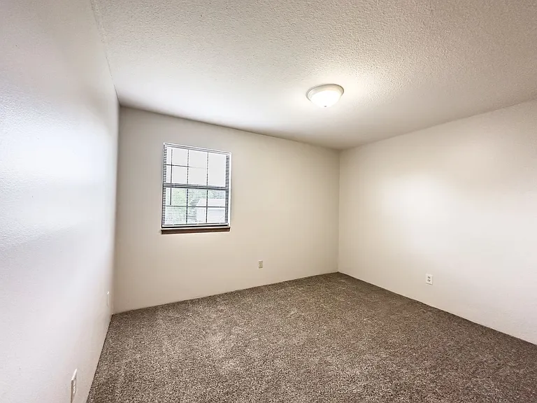 1915 Waverly Ct — Photo 11