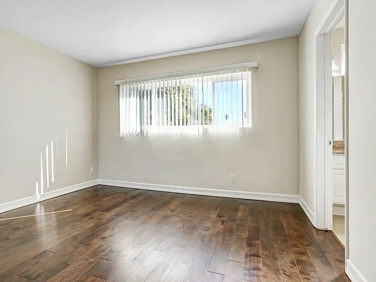 1319 Berkeley St in Santa Monica - large apartments, feels like a condo! — Photo 14