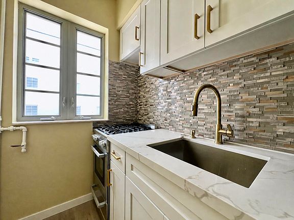 4th image of 901 Collins Ave APT 209