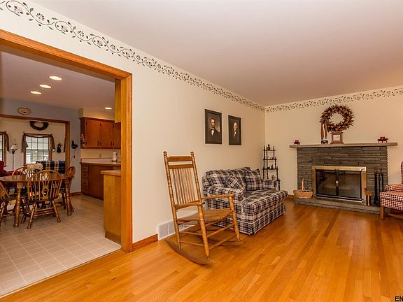 4th image of 16 Saint Anthony Ln