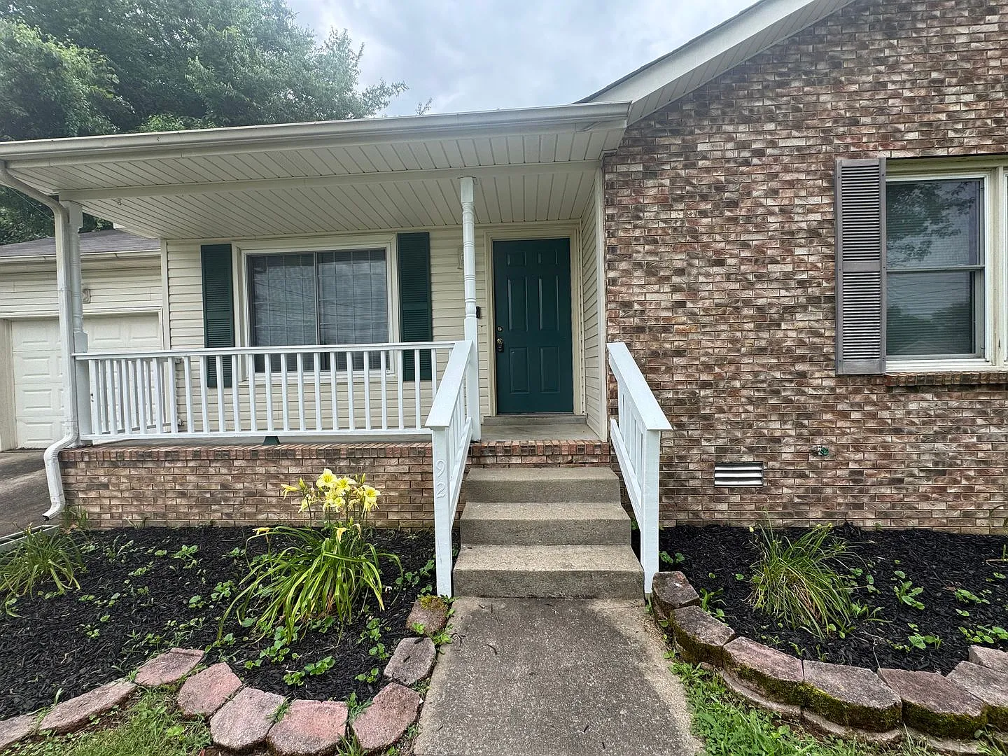 Charming Single-Family Home in Clarksville — Photo 4