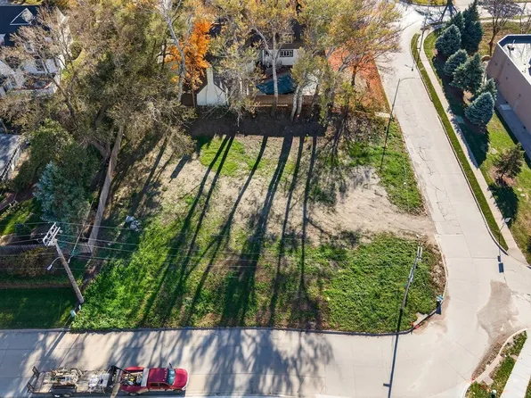 201 S 71st St, Omaha, NE 68132