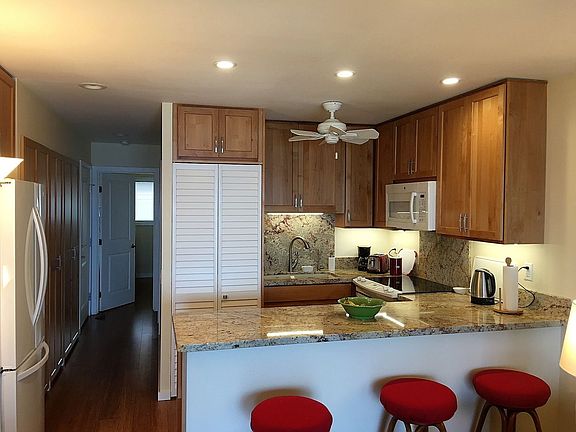 5th image of 75-6100 Alii Dr APT D32