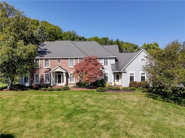 27 Merryhill Ln, Pittsford, NY 14534