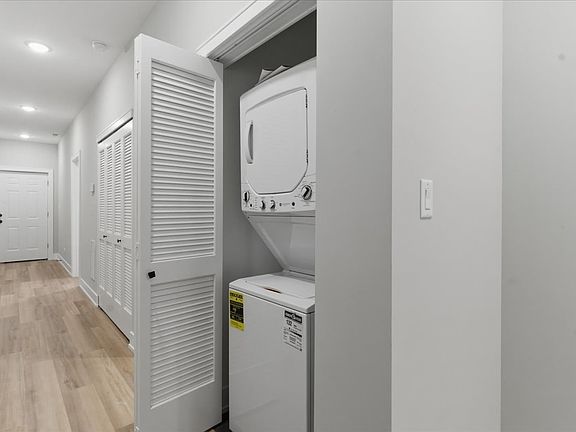 4th image of 6222 S King Dr Unit 1