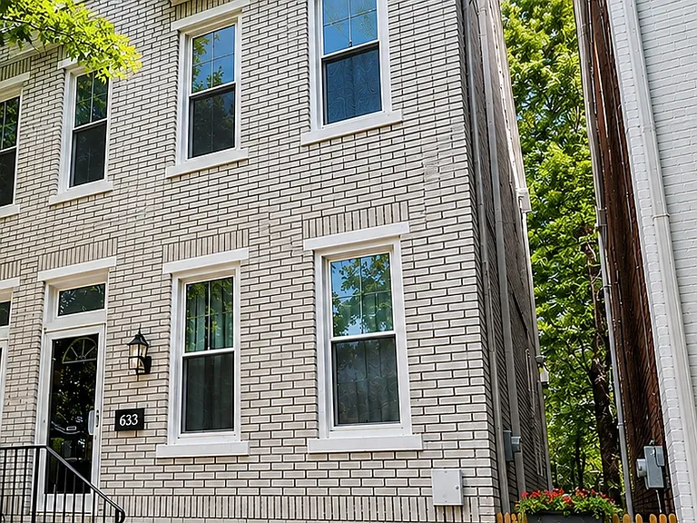 633 Center St — Photo 1