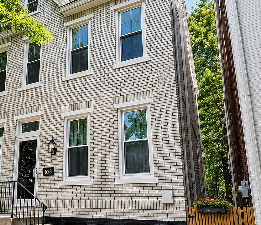 633 Center St