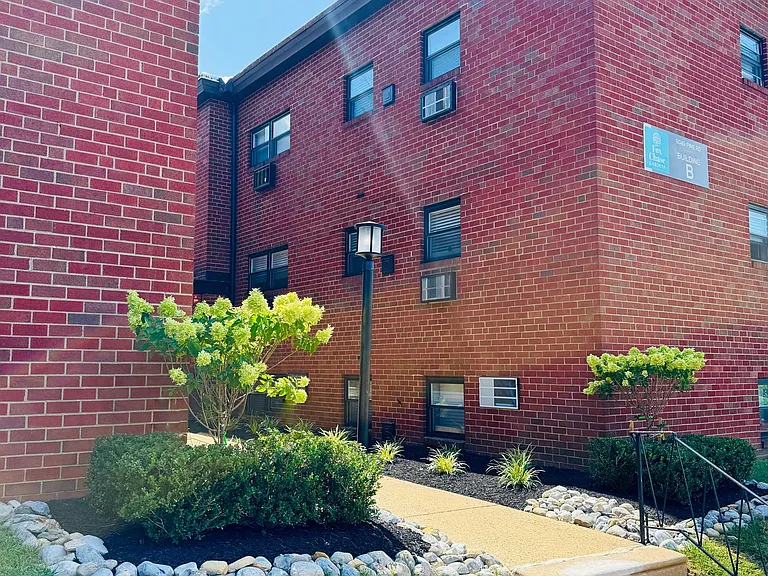 Fox Chase Gardens — Photo 9