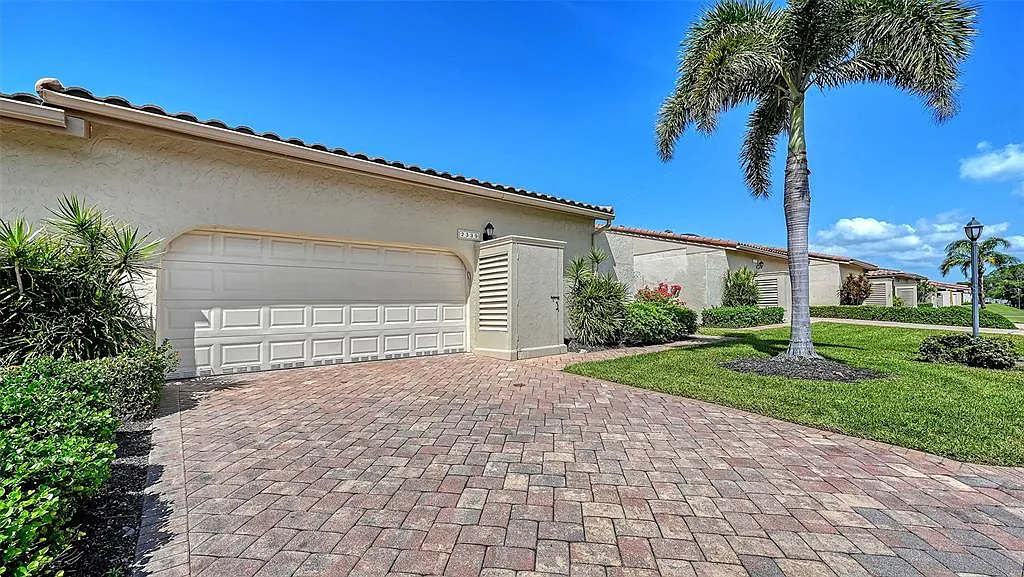 3 bed, 2.5 bath, 2396 sqft, $12,000 — Photo 2