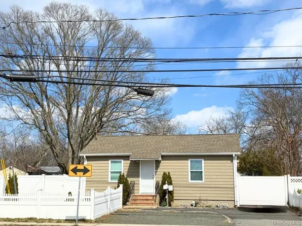 240 S Strong Avenue, Lindenhurst, NY 11757