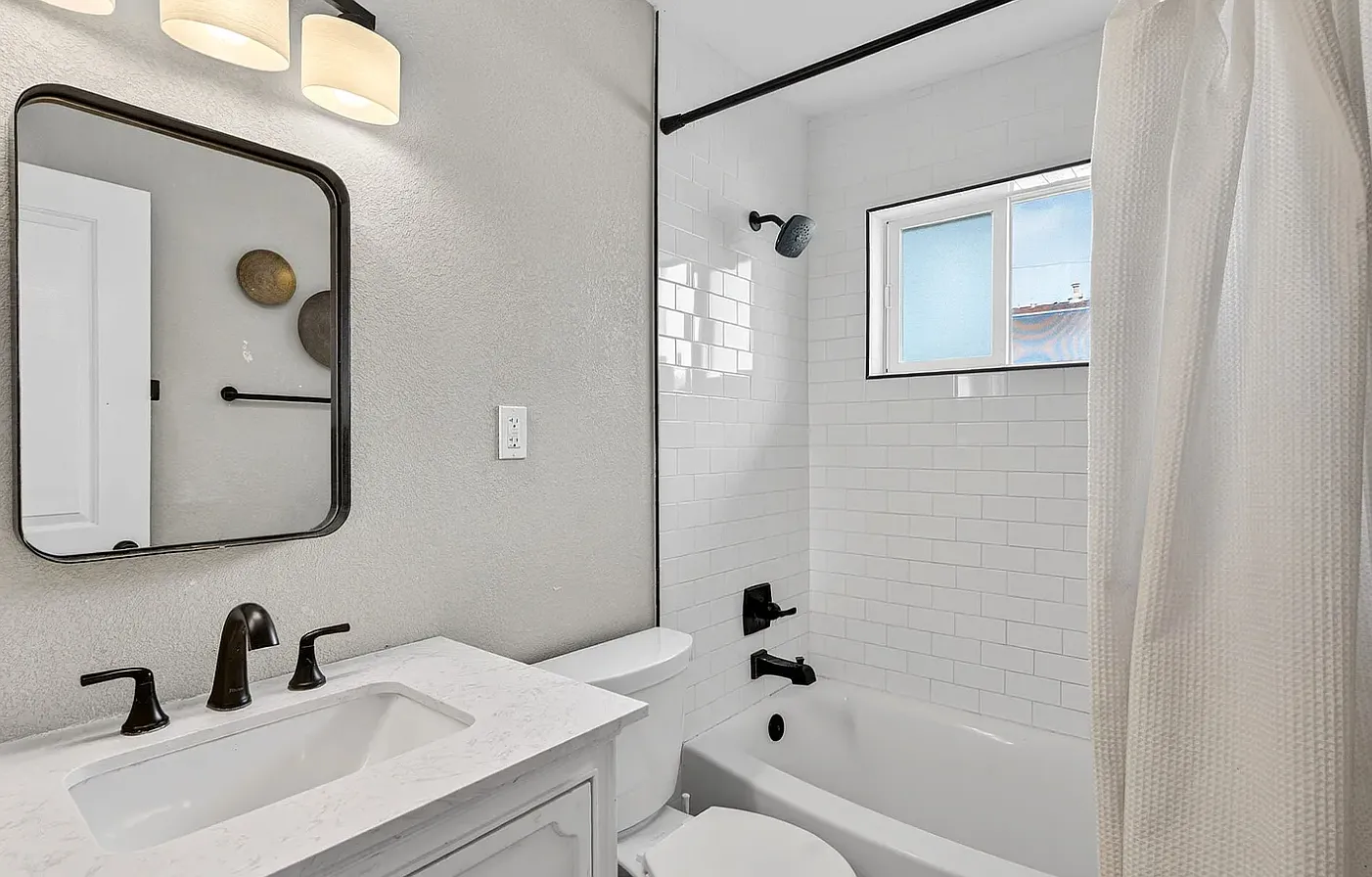 2 bed, 1050 sqft, $1,700 — Photo 3