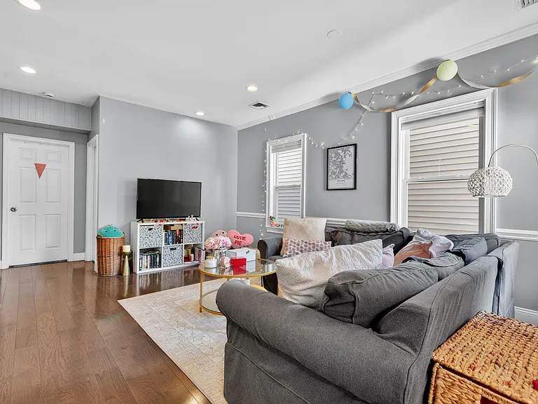 532 E 4th St #2 — Photo 3