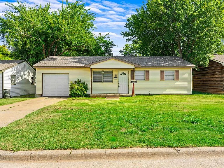 1029 Hoyt Ave — Photo 3