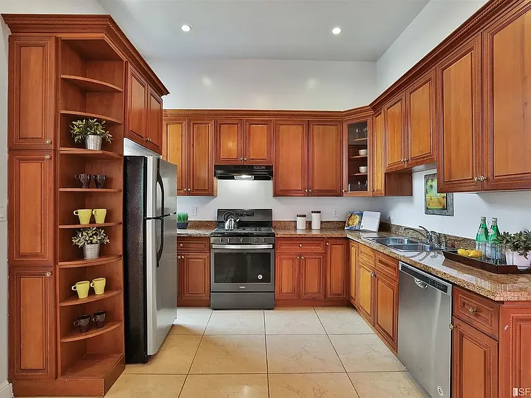 685 Capp St — Photo 27