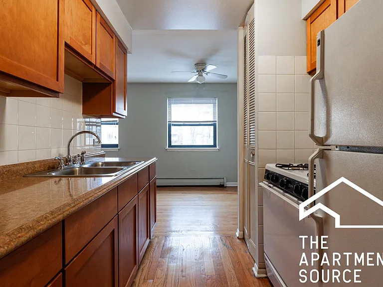 512 W Briar Pl #2 — Photo 3