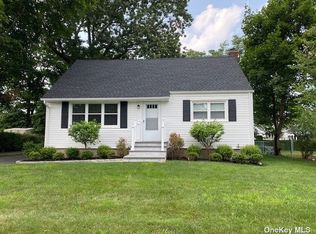 23 Rockne St, Huntington, NY 11743