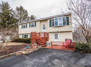 220 Surrey Ct, Voorheesville, NY 12186