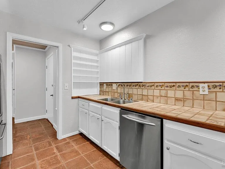 564 Willow Ct — Photo 8