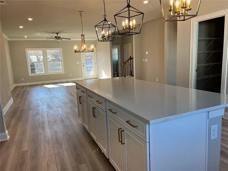 431 Lincoln St — Photo 4