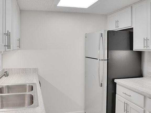 5th image of 601 N Van Buren Trl #701