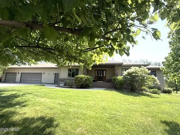 957 Kerry Ln, Watertown, SD 57201