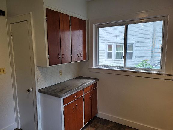 4th image of 1054 Bay St