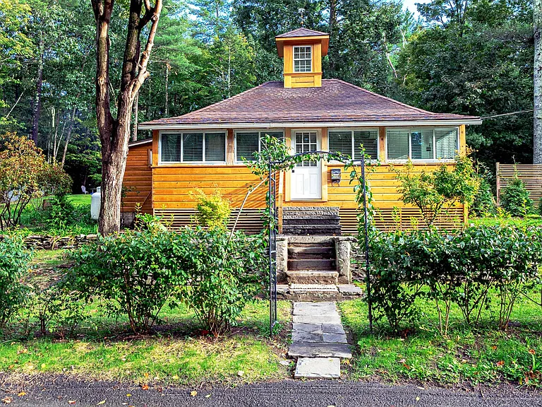 29 Van Dale Rd — Photo 2