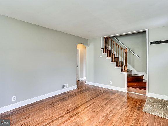 4th image of 112 Vernon Ave