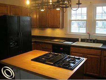 5th image of 827 W 5th St