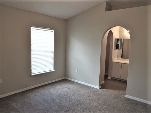 4th image of 5583 Oak Crossing Ct