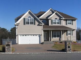 81 Beechwood Dr, Manorville, NY 11949