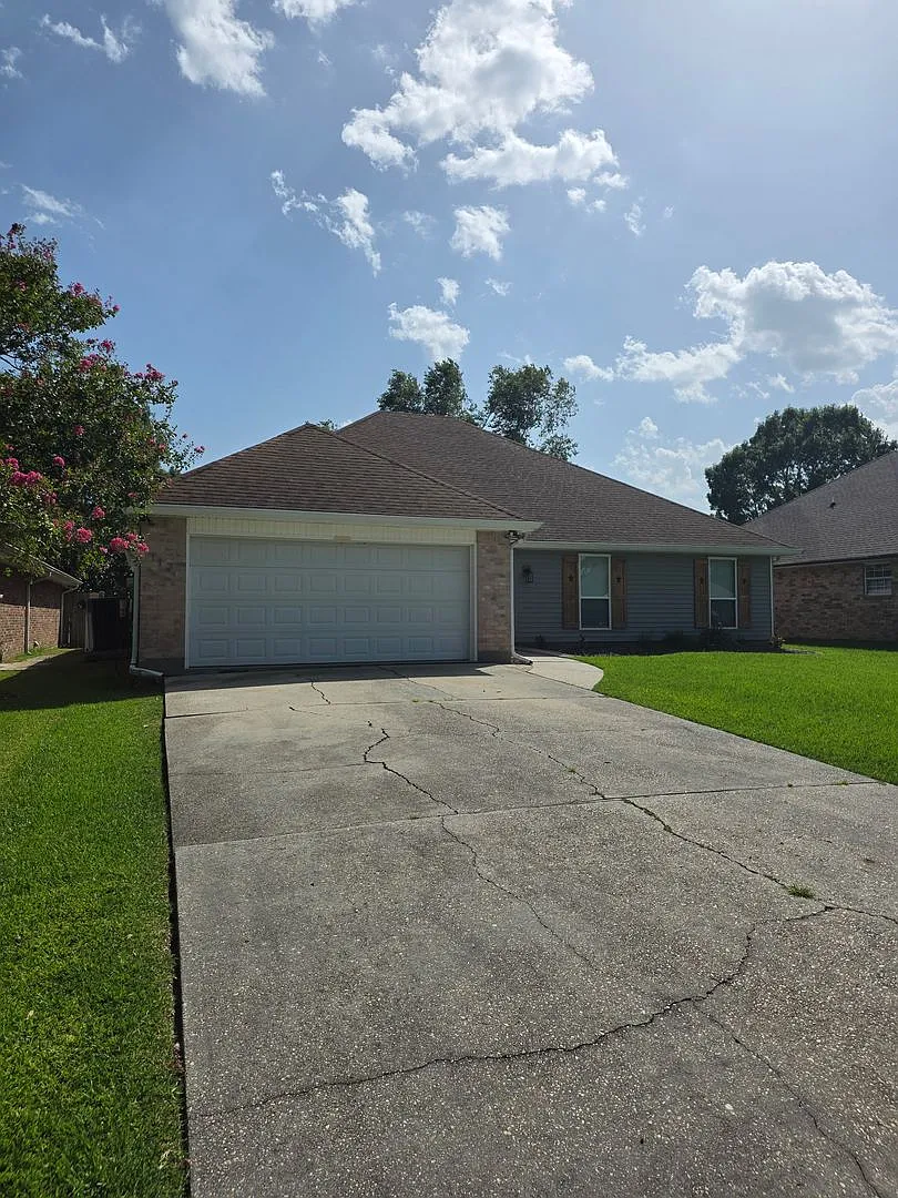 Water Front Living 3 Bedroom 2 Bath Open floor plan No Carpet — Photo 2